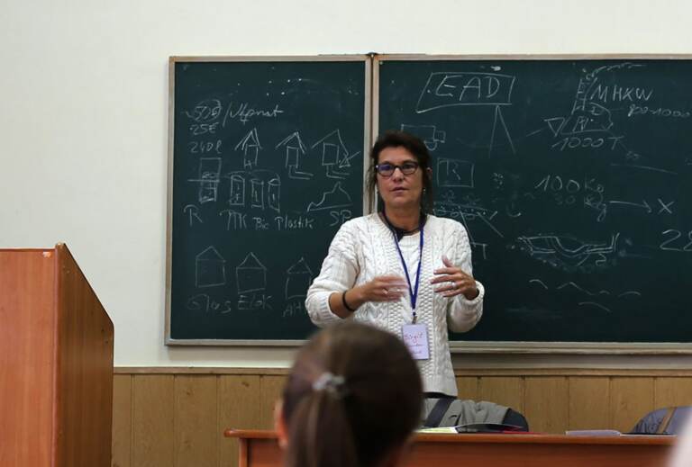 Як зі сміття отримати гроші і врятуватися від екологічних проблем, біологам УжНУ розповідала інженер-еколог з Німеччини